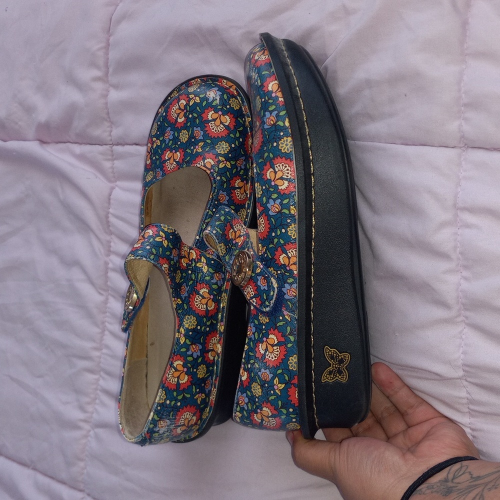 I have these beautiful Alegria shoes they are velcro so easy to put on.